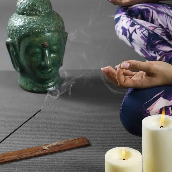 Medytująca osoba z głową buddy - warsztaty rozwojowe